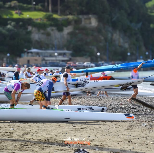 Atleti preparano i surfski sulla spiaggia di Sestri Levante