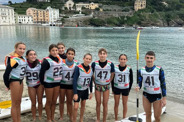 Giovani atleti di canoa nella Baia delle Favole