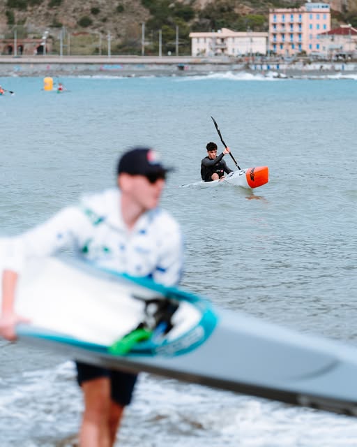 Atleta in kayak durante la gara nel Golfo del Tigullio