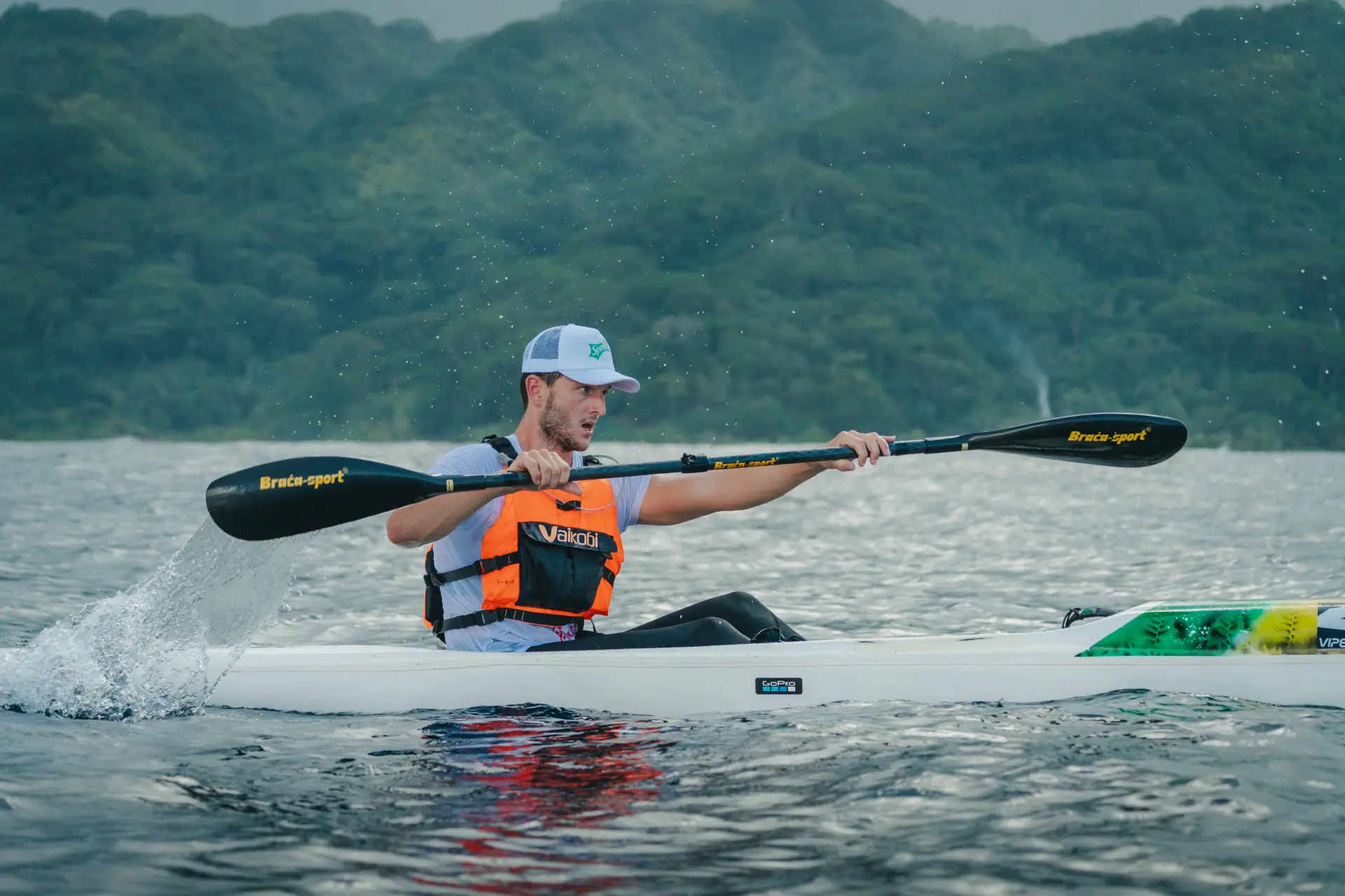 Atleta in surfski durante una gara Ocean Racing