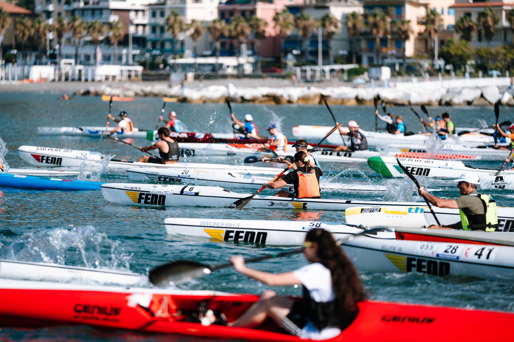 Atleti in surfski in gara davanti al lungomare di Sestri Levante