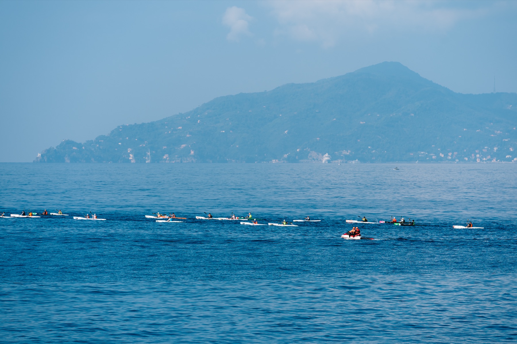 Il gruppo di surfski in gara nel Golfo del Tigullio con la costa sullo sfondo